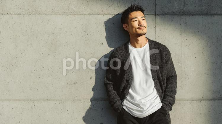 日差しを浴びる男性 男性,笑顔,カジュアルの写真素材