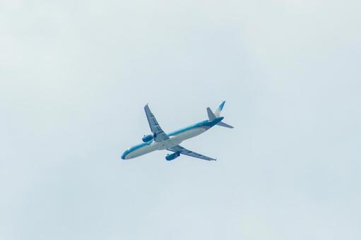 広い空を飛ぶ旅客機 広い空を飛ぶ旅客機 飛行機,航空機,旅客機の写真素材