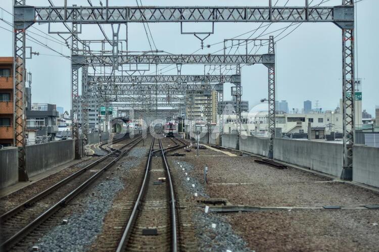 線路と電車 トンネル,ホーム,一点透視の写真素材