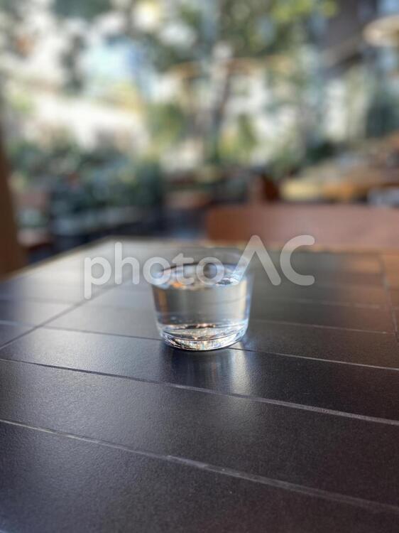 テーブルの上の水のガラス 水,ガラス（コンテナ）,ぬれたの写真素材