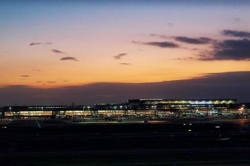 羽田空港第3ターミナルと夕焼け 羽田空港第3ターミナルと夕焼け 羽田空港,第3ターミナル,夕焼けの写真素材