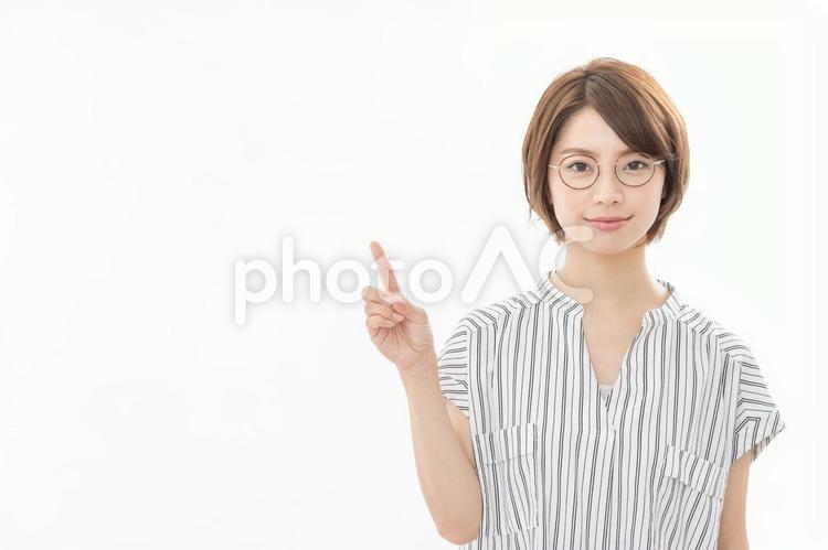 若い女性　メガネ　指差し 女性,人物,メガネの写真素材