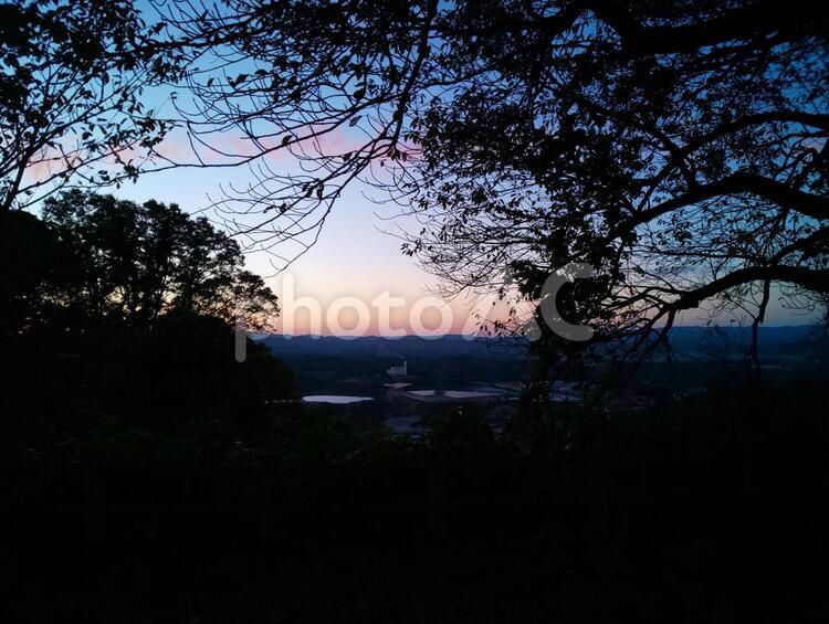 山からの夕暮れの景色 夕暮れ,山,夜景の写真素材