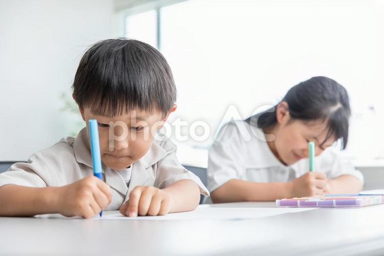 一生懸命机に向かう子ども　study 塾,学習塾,習い事の写真素材