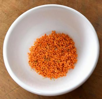 丸い器に集めたキンモクセイの花 キンモクセイ,花,オレンジの写真素材