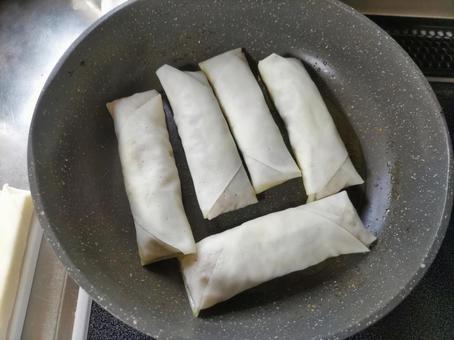春巻きを揚げ焼きする 春巻きを揚げ焼きする 春巻き,揚げ焼き,調理の写真素材
