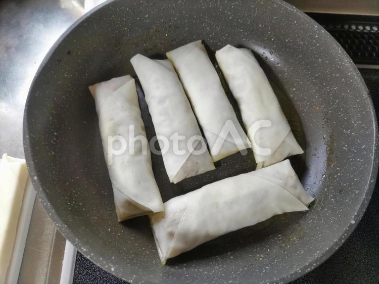 春巻きを揚げ焼きする 春巻き,揚げ焼き,調理の写真素材