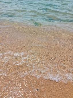 砂浜と波(縦) 砂浜と波(縦)の写真