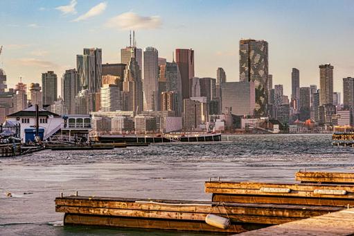 朝焼けの港と都市 朝焼けの港と都市 港,都市,ビル群の写真素材
