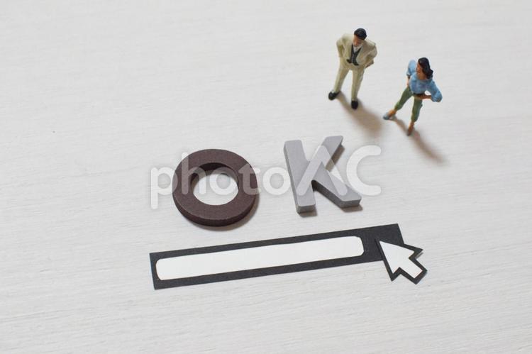 OKの文字と検索するビジネスマン② オーケー,オーケーマーク,okの写真素材