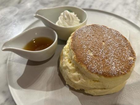 ふわふわパンケーキ生クリーム添え パンケーキ,ふわふわ,ケーキの写真素材