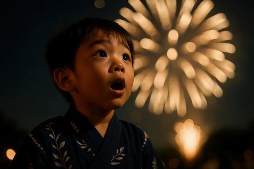 驚きの表情で花火を見る男の子 驚きの表情で花火を見る男の子の写真