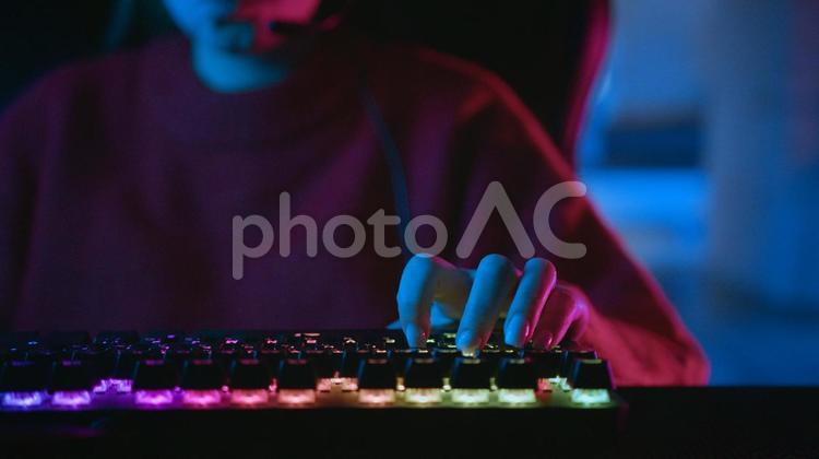 レインボーにひかるキーボードを操作する人の手元 手元,人物,1人の写真素材