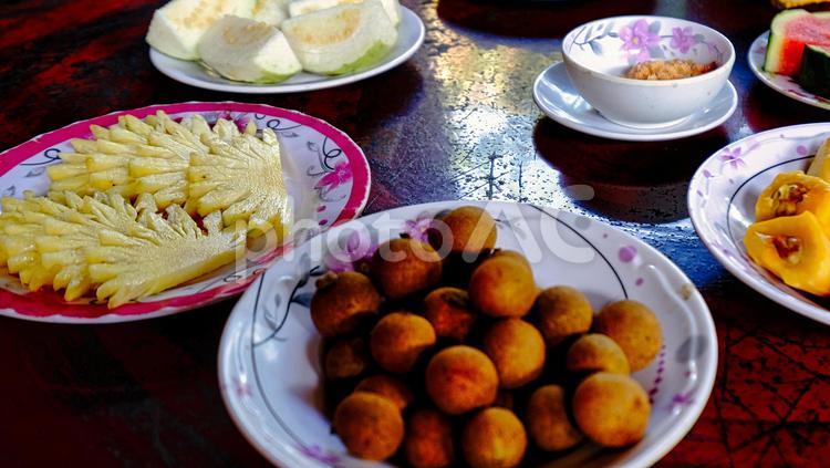 ベトナムで出てきた果物 ベトナム,さら,果物の写真素材
