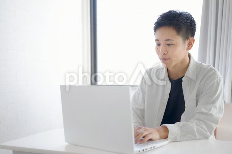 私服で作業する爽やかな男性(その２５) ハンサム,男性,パソコンの写真素材