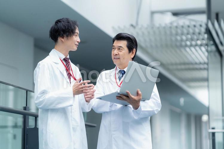病院で打ち合わせをする医者 医者,病院,医療の写真素材