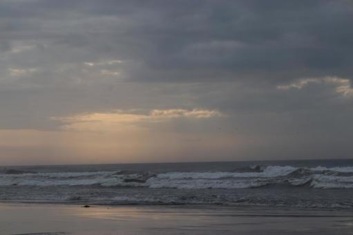 光さす夜明けの海 光さす夜明けの海 海,夜明け,日の出の写真素材