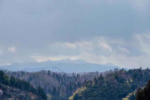 中国地方の山間部「中国山地」の山並 中国地方の山間部「中国山地」の山並の写真