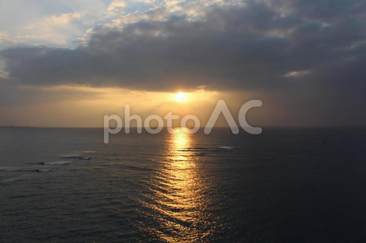 水平線の雲の中の夕日 夕日,太陽,海の写真素材