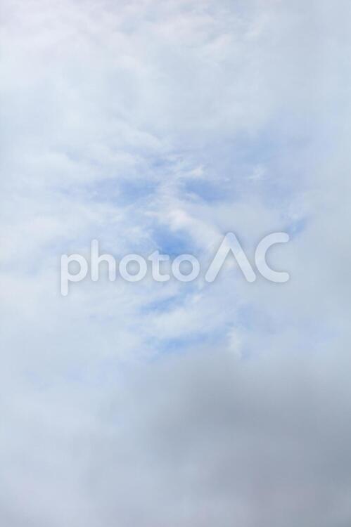 空の中縦位置２ 空,雲,気象の写真素材