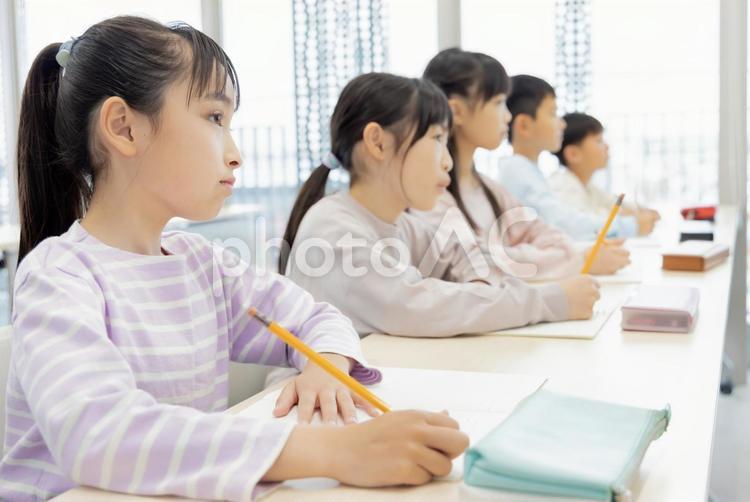 学習塾で勉強する小学生 小学生,塾,女性の写真素材