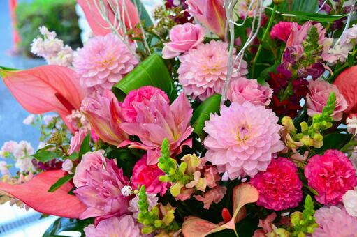 ピンク系の花いっぱい 銀塗雲竜柳,スプレー咲きストック,オリエンタルユリの写真素材