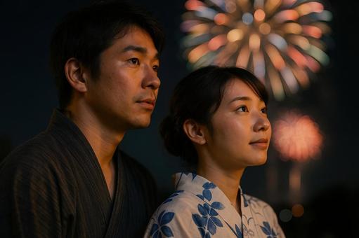 横顔で花火を見るカップル 横顔で花火を見るカップルの写真