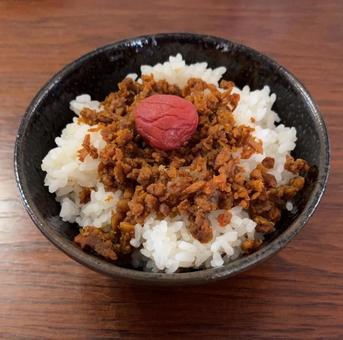 畑のお肉カレーそぼろとかつお梅の茶碗飯 畑のお肉カレーそぼろとかつお梅の茶碗飯の写真