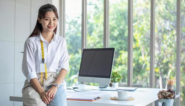 オフィスの若い日本人女性エンジニアの写真