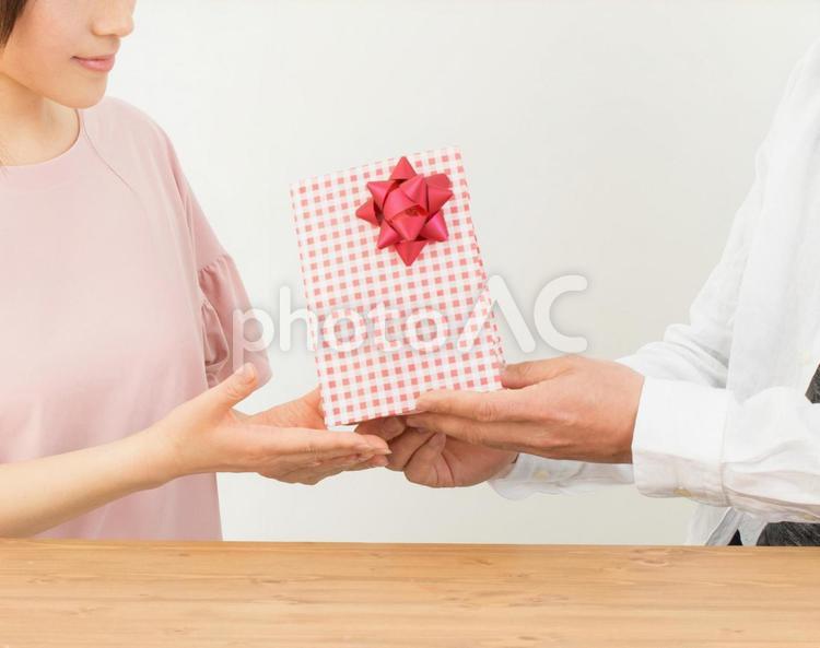 プレゼントを渡す女性 プレゼント,ギフト,誕生日の写真素材