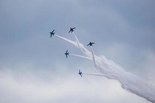 ブルーインパルス　チェンジオーバーターン 入間基地,航空祭,航空自衛隊の写真素材