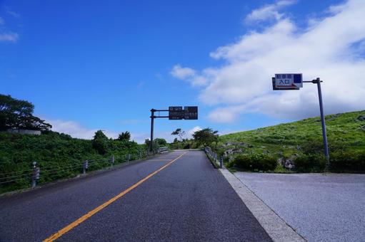 自然の中を走る道路の風景 自然の中を走る道路の風景の写真