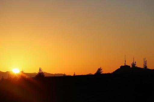 夕陽と夕焼け空 高原,電波塔,夕陽の写真素材