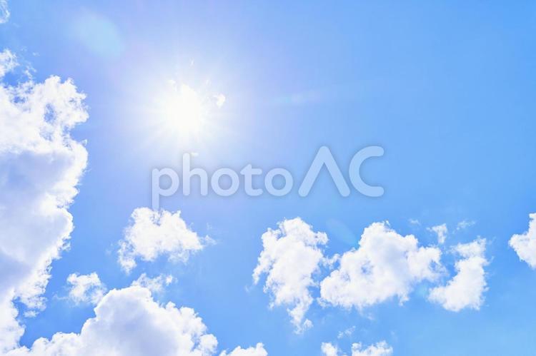 ギラギラ太陽爽やかな青空とスッキリした雲 空,太陽,雲の写真素材