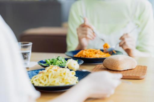 カフェで食事する若い女性 カフェで食事する若い女性の写真