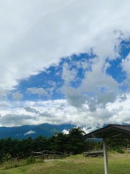 展望台から望む曇り空と山の風景 展望台から望む曇り空と山の風景 山,展望台,曇り空の写真素材