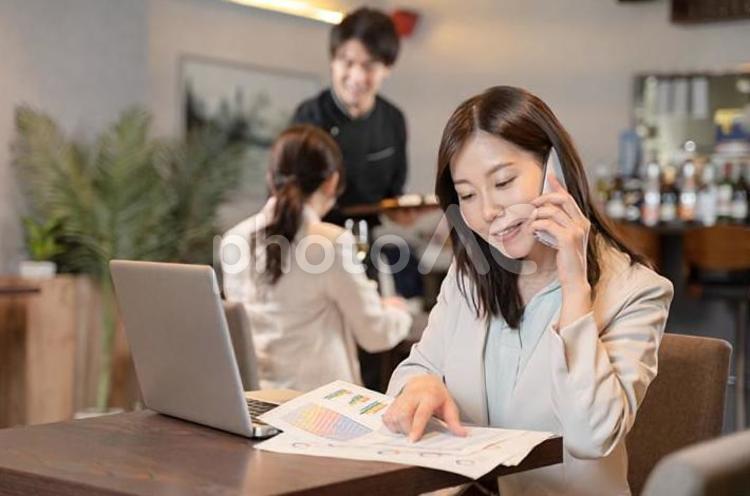カフェでリモートワークをする女性 女性,ビジネス,ビジネスウーマンの写真素材