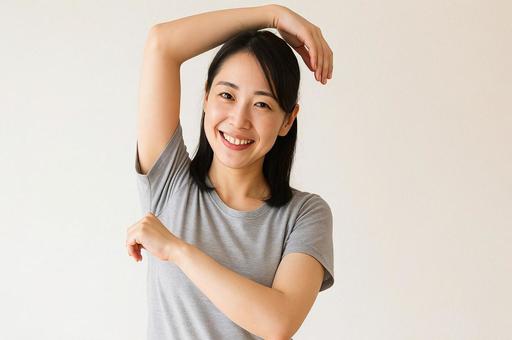 笑顔でストレッチする女性・エクササイズ 笑顔でストレッチする女性・エクササイズの写真