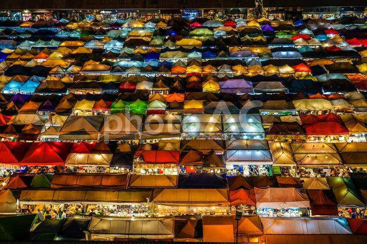 タラート・ロットファイ・ラチャダー（タイ王国・バンコクの夜市） タラートロットファイラチャダー,タイ,夜市の写真素材