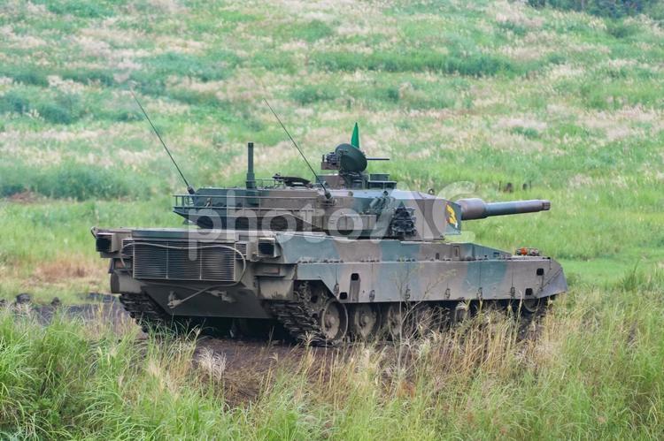 訓練展示を行う陸上自衛隊の90式戦車 自衛隊,陸上自衛隊,ミリタリーの写真素材