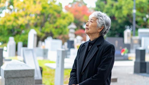 緑を見上げるお葬式・葬儀に来た高齢者女性 緑を見上げるお葬式・葬儀に来た高齢者女性の写真