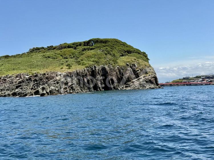 遊覧船から見た東尋坊の景色　雄島の岸壁 橋,水面,遊覧船の写真素材