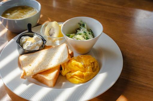 トーストと卵の朝食 朝食,洋食,トーストの写真素材