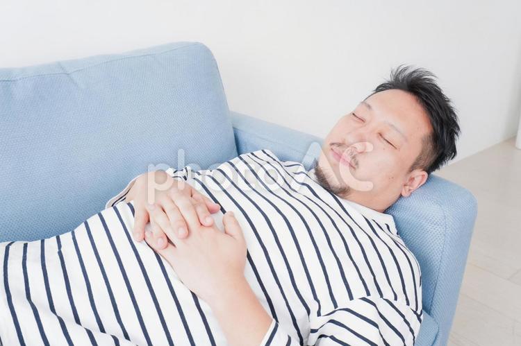 自宅で昼寝をする中年の男性 ゴロゴロ,疲れ,部屋の写真素材