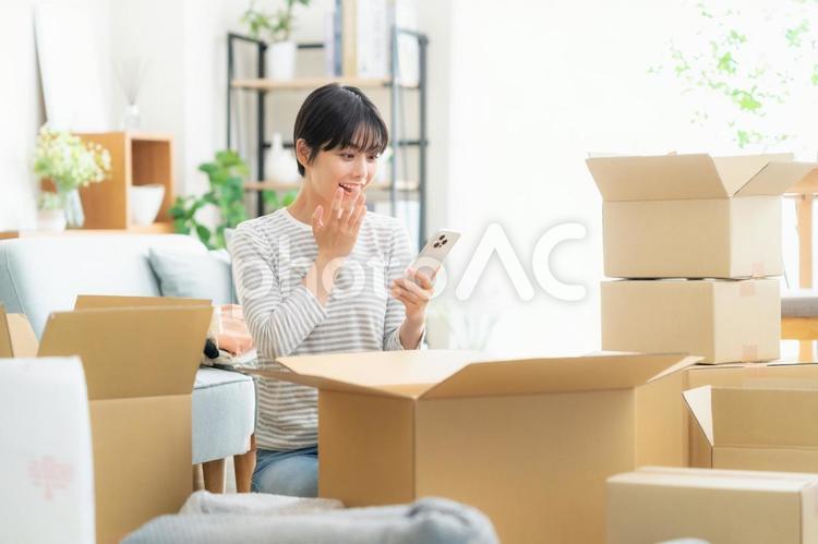 引越しをする若い女性 引越しをする若い女性 引越し,女性,引っ越しの写真素材