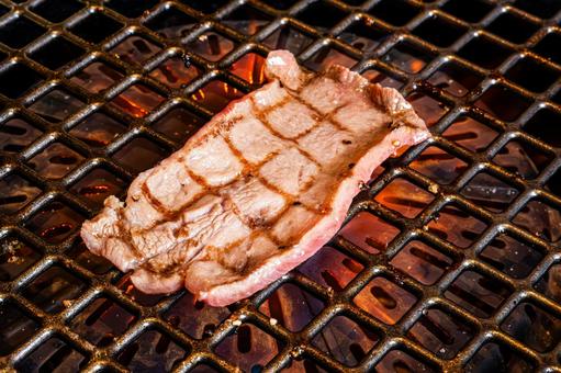 焼肉の牛タンの塩焼き 焼肉の牛タンの塩焼き 牛タン,焼肉,網焼きの写真素材
