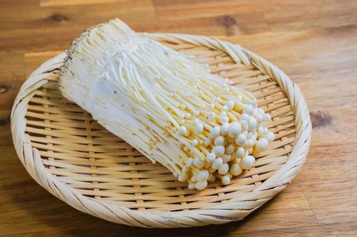 竹ざるの上のえのき えのき,きのこ,竹ざるの写真素材