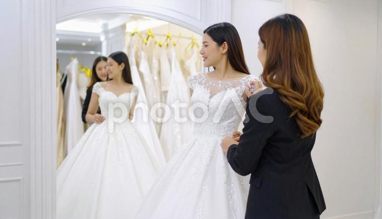 ウエディングドレスを試着する花嫁結婚準備 花嫁,ウェディングドレス,ドレス試着の写真素材