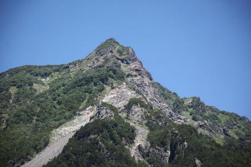 避暑の上高地 梓川からの穂高連峰明神岳 避暑の上高地 梓川からの穂高連峰明神岳の写真
