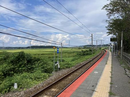 夏の能登二宮駅 駅,ホーム,線路の写真素材